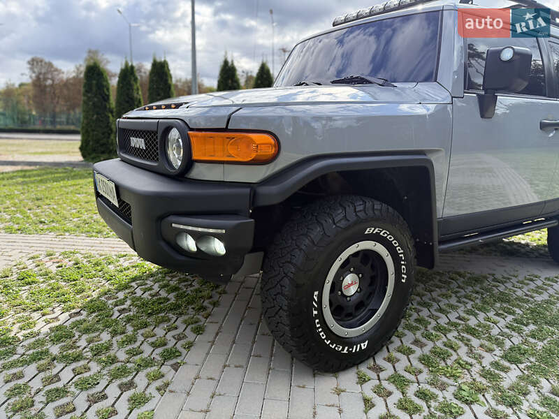 Позашляховик / Кросовер Toyota FJ Cruiser 2012 в Києві фото 2 Позашляховик / Кросовер Toyota FJ Cruiser 2012 в Києві