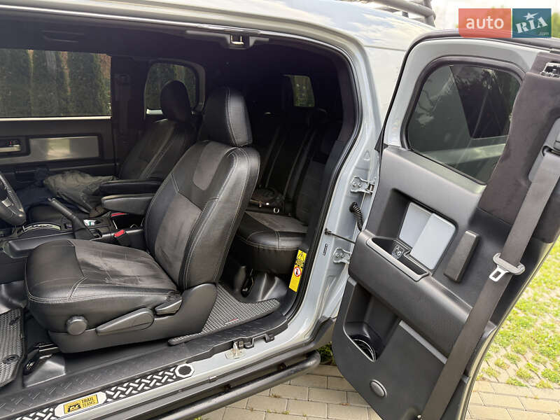 Позашляховик / Кросовер Toyota FJ Cruiser 2012 в Києві фото 10 Позашляховик / Кросовер Toyota FJ Cruiser 2012 в Києві