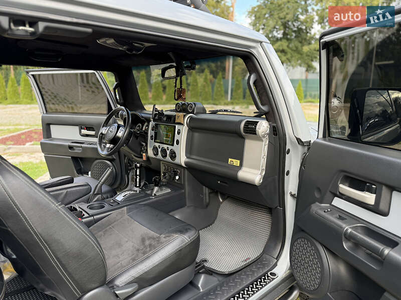 Позашляховик / Кросовер Toyota FJ Cruiser 2012 в Києві фото 13 Позашляховик / Кросовер Toyota FJ Cruiser 2012 в Києві