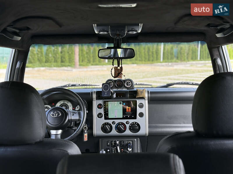 Позашляховик / Кросовер Toyota FJ Cruiser 2012 в Києві фото 16 Позашляховик / Кросовер Toyota FJ Cruiser 2012 в Києві