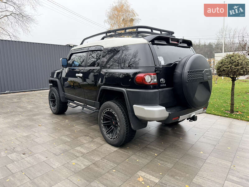 Внедорожник / Кроссовер Toyota FJ Cruiser 2014 в Обухове