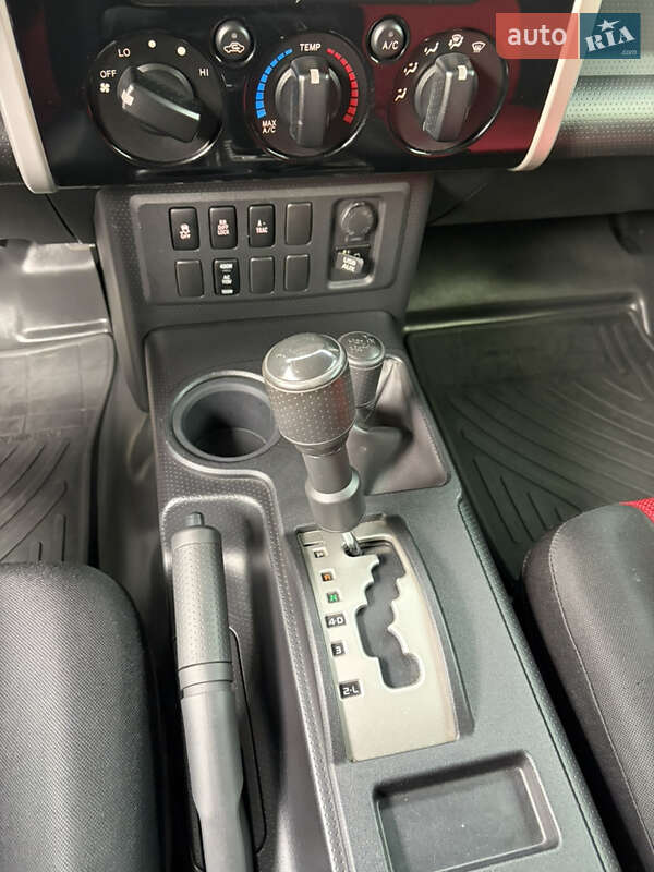 Позашляховик / Кросовер Toyota FJ Cruiser 2012 в Мукачевому фото 24 Позашляховик / Кросовер Toyota FJ Cruiser 2012 в Мукачевому