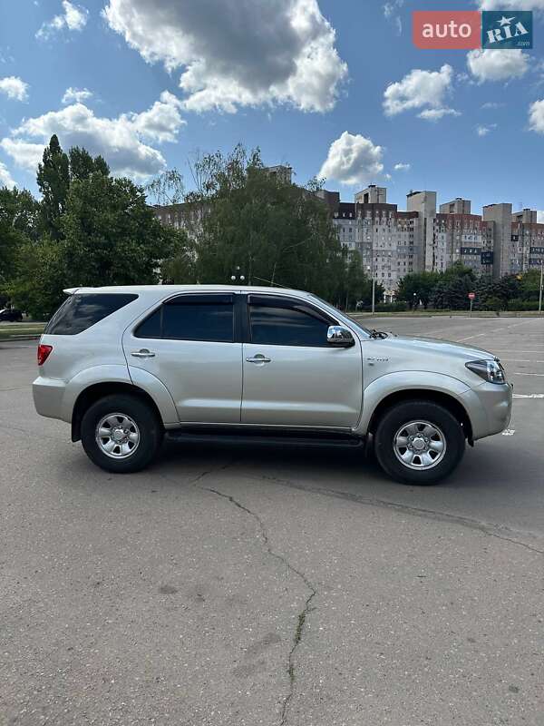 Позашляховик / Кросовер Toyota Fortuner 2008 в Кривому Розі