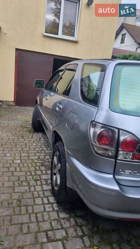 Внедорожник / Кроссовер Toyota Harrier 2001 в Львове