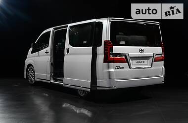 Минивэн Toyota Hiace 2020 в 