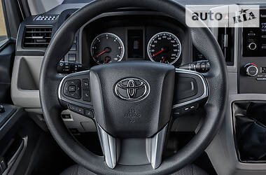 Минивэн Toyota Hiace 2020 в 
