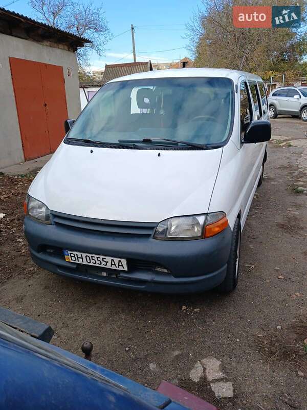 Минивэн Toyota Hiace 2000 в Арцизе
