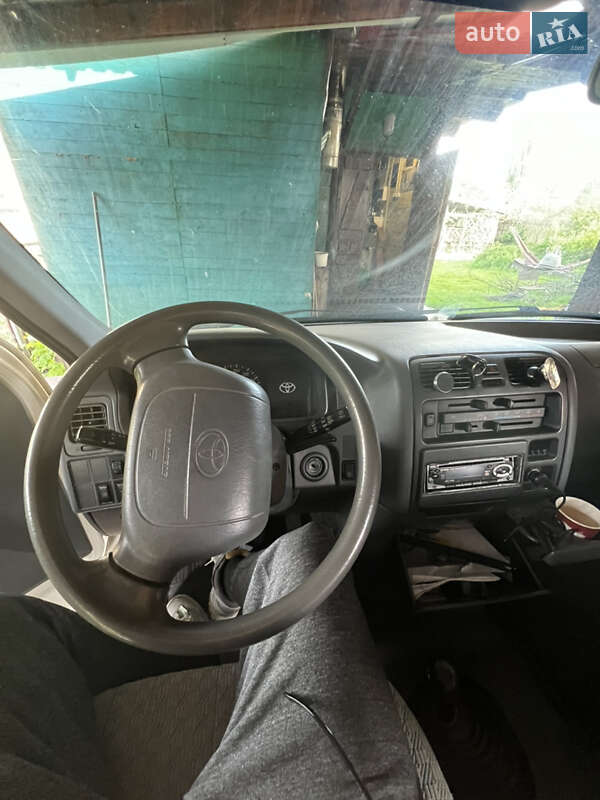 Минивэн Toyota Hiace 2002 в Боровой