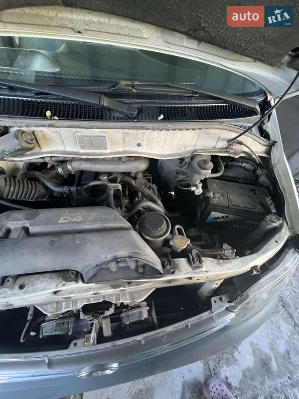 Минивэн Toyota Hiace 2002 в Боровой