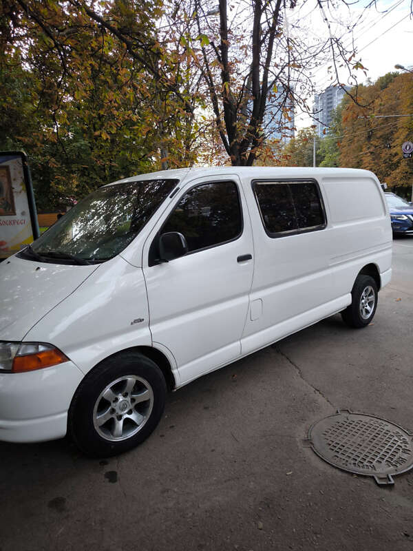 Мінівен Toyota Hiace 2006 в 