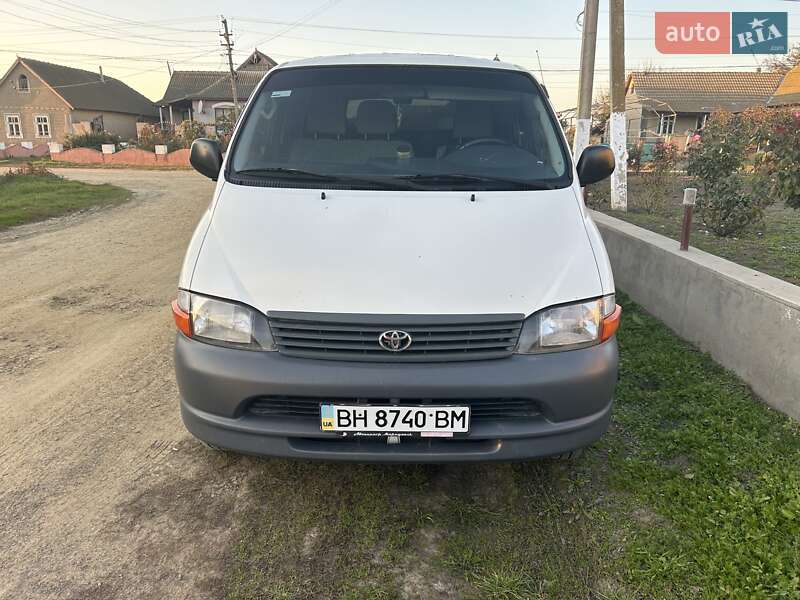Микровэн Toyota Hiace 2005 в Сарате