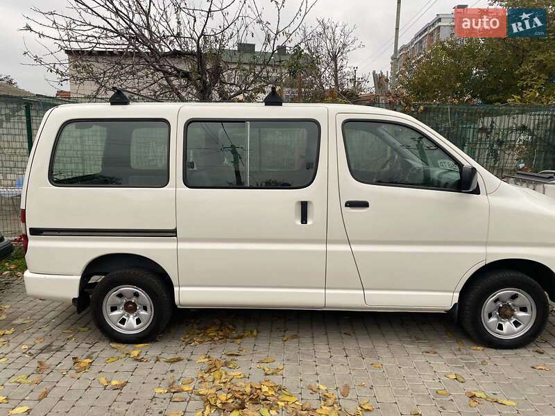Toyota Hiace 2010