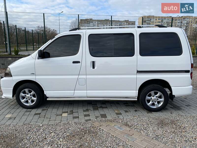 Минивэн Toyota Hiace 2008 в Южном