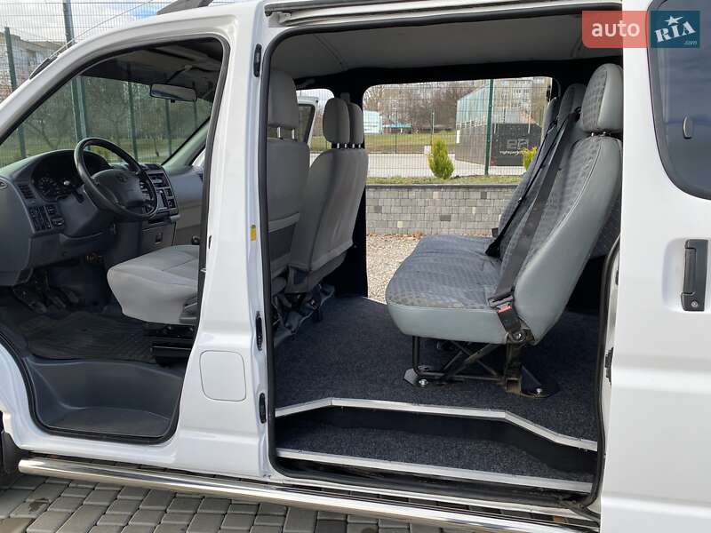 Минивэн Toyota Hiace 2008 в Южном
