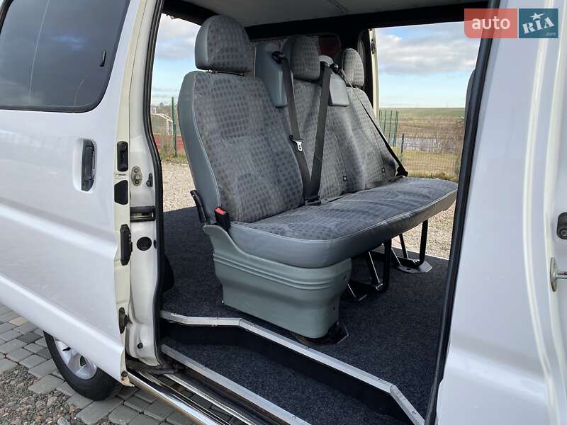 Минивэн Toyota Hiace 2008 в Южном
