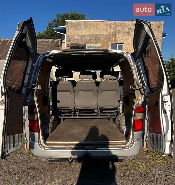 Мінівен Toyota Hiace 2006 в Сарнах