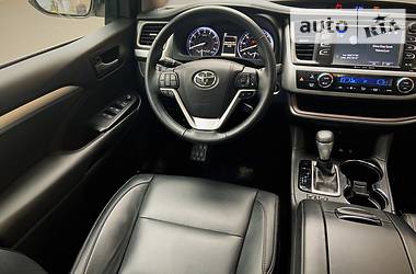 Внедорожник / Кроссовер Toyota Highlander 2017 в Черновцах