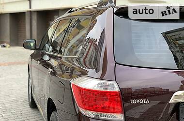 Позашляховик / Кросовер Toyota Highlander 2013 в 