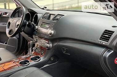 Позашляховик / Кросовер Toyota Highlander 2013 в 