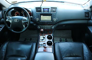 Позашляховик / Кросовер Toyota Highlander 2012 в 