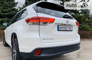 Позашляховик / Кросовер Toyota Highlander 2018 в 