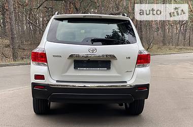 Позашляховик / Кросовер Toyota Highlander 2014 в 