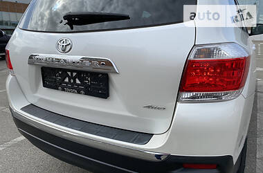 Позашляховик / Кросовер Toyota Highlander 2012 в 
