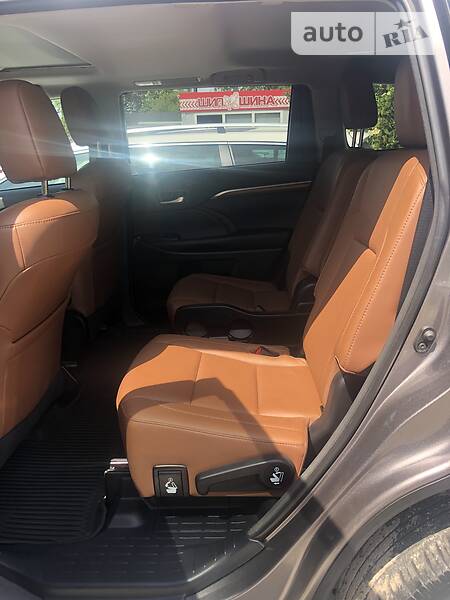 Позашляховик / Кросовер Toyota Highlander 2017 в Львові