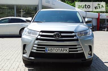 Внедорожник / Кроссовер Toyota Highlander 2017 в Днепре