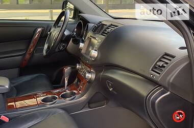 Позашляховик / Кросовер Toyota Highlander 2012 в 