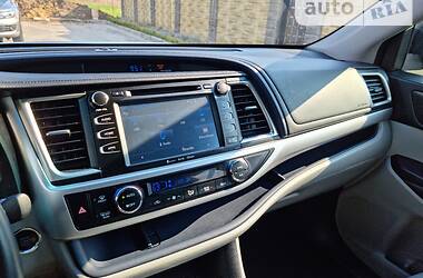 Позашляховик / Кросовер Toyota Highlander 2017 в Луцьку