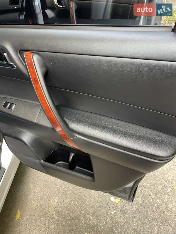 Позашляховик / Кросовер Toyota Highlander 2011 в Кривому Розі