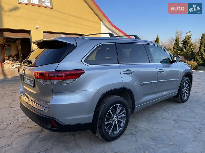 Внедорожник / Кроссовер Toyota Highlander 2018 в Ивано-Франковске