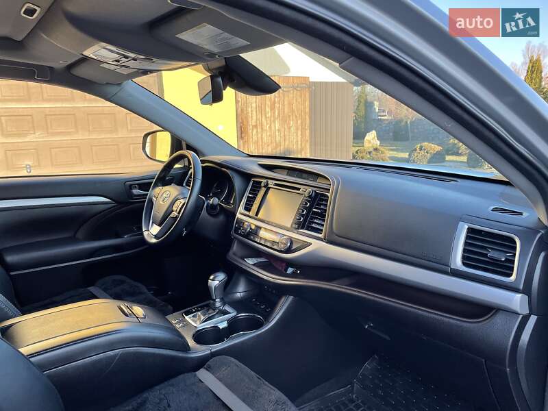 Внедорожник / Кроссовер Toyota Highlander 2018 в Ивано-Франковске