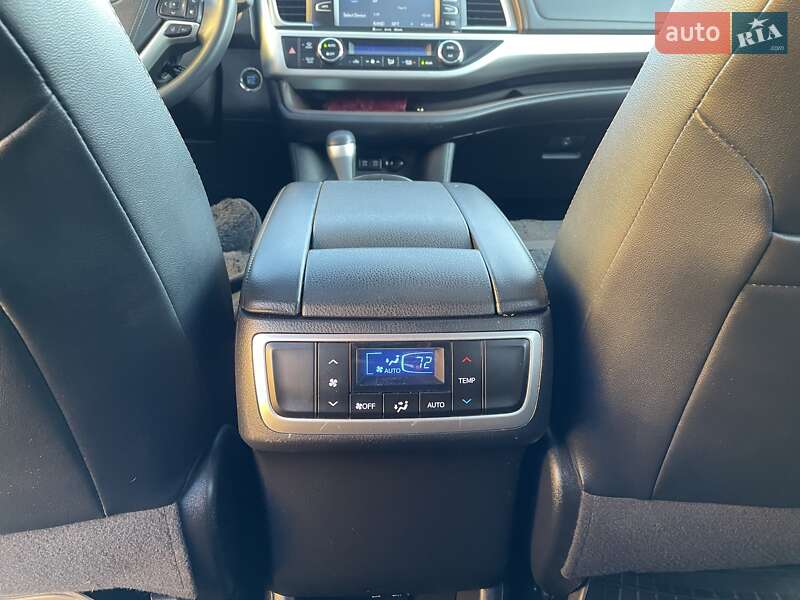 Внедорожник / Кроссовер Toyota Highlander 2018 в Ивано-Франковске