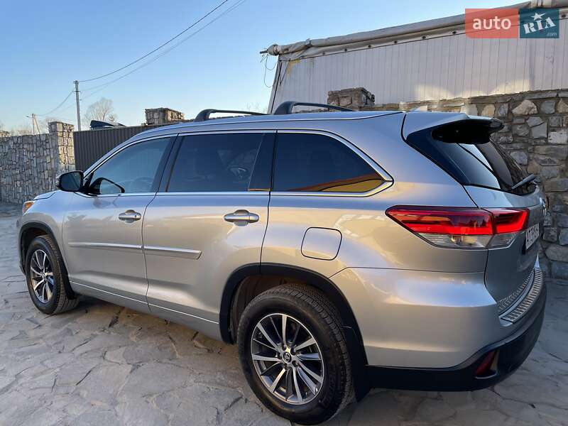 Внедорожник / Кроссовер Toyota Highlander 2018 в Ивано-Франковске