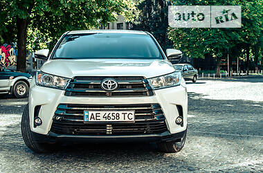 Внедорожник / Кроссовер Toyota Highlander 2015 в Днепре