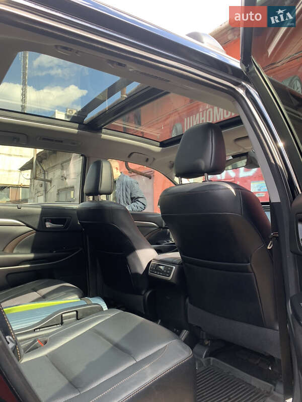 Позашляховик / Кросовер Toyota Highlander 2017 в Львові