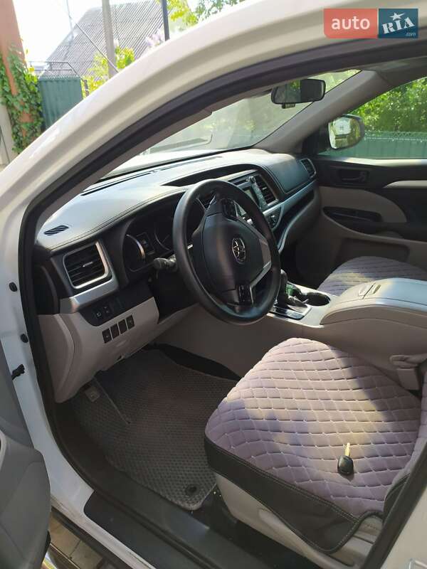 Внедорожник / Кроссовер Toyota Highlander 2017 в Хмельницком