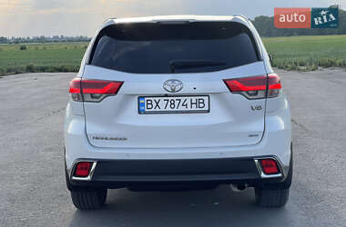 Позашляховик / Кросовер Toyota Highlander 2018 в 