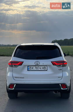 Позашляховик / Кросовер Toyota Highlander 2018 в 
