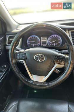 Позашляховик / Кросовер Toyota Highlander 2018 в 