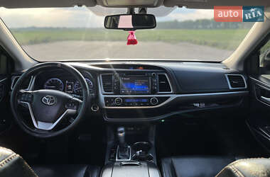 Позашляховик / Кросовер Toyota Highlander 2018 в 