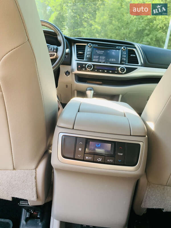 Позашляховик / Кросовер Toyota Highlander 2018 в Харкові