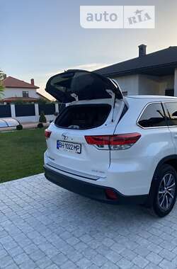 Внедорожник / Кроссовер Toyota Highlander 2017 в 