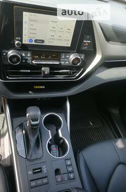 Позашляховик / Кросовер Toyota Highlander 2023 в 