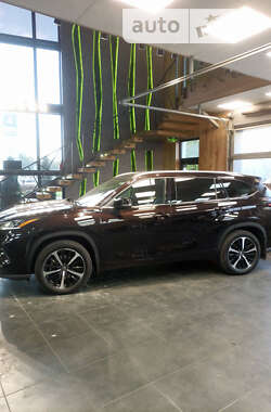 Внедорожник / Кроссовер Toyota Highlander 2022 в 