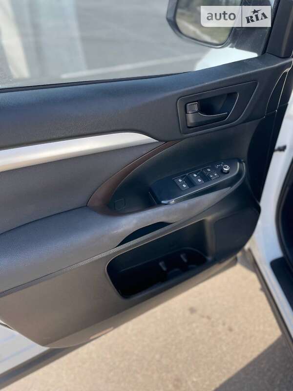 Позашляховик / Кросовер Toyota Highlander 2017 в Кривому Розі