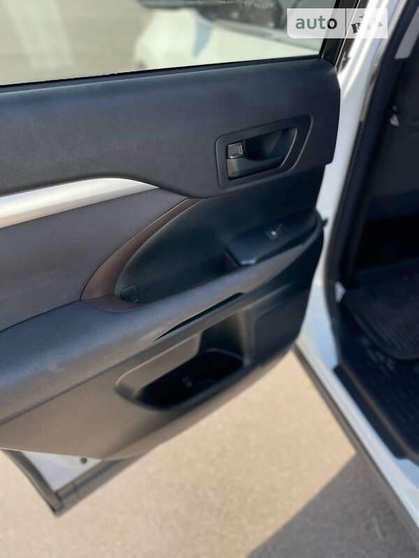 Позашляховик / Кросовер Toyota Highlander 2017 в Кривому Розі
