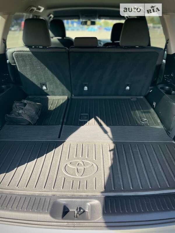 Позашляховик / Кросовер Toyota Highlander 2017 в Кривому Розі